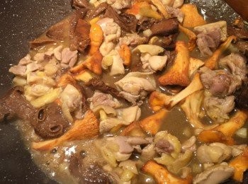 step5: 灒入半杯白酒、牛肝菌水，加入露筍，待汁煮滾後再加入意粉炒勻
6. 最後加入淡忌廉（150-200ml，視乎汁濃厚度加減），忌廉煮滾後落蕃茜碎、加鹽、黑椒調味，汁略為收杰即可關火，盛起上碟。