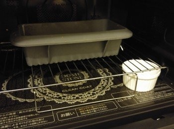 step1: 預熱160度焗爐或水波爐,香蕉壓蓉備用,低筋麵粉和泡打粉攪勻過篩備用,牛油用水波爐預設的Desired Temp 50度溶牛油,室温蛋和糖打成cream,加入巳過篩的麵粉輕輕攪到沒有粉粒,攞約四份一麵糊和溶牛油攪勻,攪勻後將全部材料合拼攪勻,麵糊倒入焗盆,在枱面輕放㪣幾下,在底部放入一個甜品碗內注入水份。