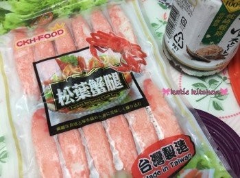 step1: 蟹棒即食，用冰箱取出，青瓜洗淨刨絲
