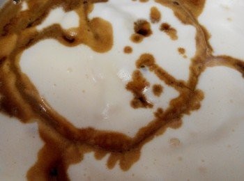 step3: 打发好的鸡湖加入准备好的咖啡液。(Jojo 细细语:注意哦！这步骤别搅拌!)