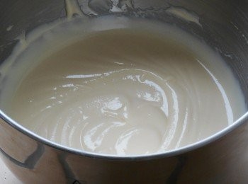 step5: 加入雞蛋和蛋黃拌勻, 拌入奶油、檸檬汁，混合均勻。