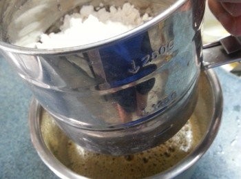 step3: 再將100g底筋粉及3g泡打粉篩入蛋漿裡用手動打蛋器拌勻