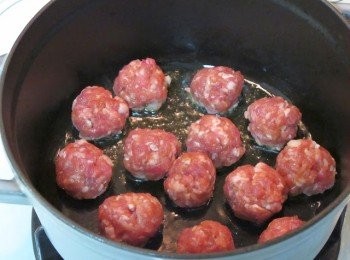 step2: 熱鍋後加入2大匙梅爾雷赫冷壓初榨橄欖油，待油紋稍微出現後，將肉丸放入鍋中煎。