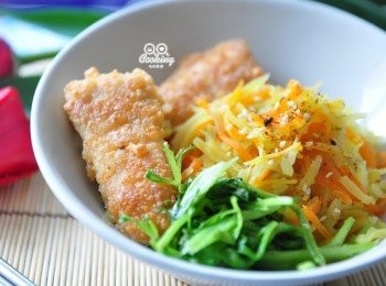 step4: 不管是將地瓜與紅蘿蔔絲與米飯略拌，還是鋪在彩米飯上層，都能吃到甜味與香氣喔! 多了那兩塊排骨，是前一晚多的醃里肌，當然不能浪費..香煎後搭配一下，變成我的早午餐，豐盛而營養!