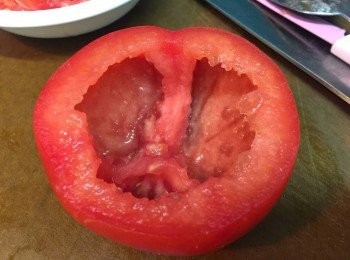 step1: 蕃茄切去頂位置留用, 用小刀和匙把蕃茄中的茄肉及籽起出來 (可保留用作做意粉)