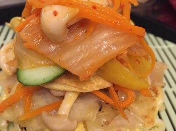 step10: 組合︰
取1塊拉麵餅，放上配料疊起，再放1塊拉麵餅，夾好享用！亦可以加自己喜愛的醬料。