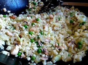 step9: 蓋上蓋用中火煮3分鐘至椰菜花軟身