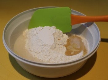 step1: 把所有材料放在大碗中攪拌, 搓好後蓋上蓋醒麵 (靜待) 半小時