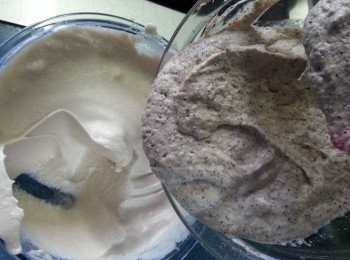 step11: 再倒入其餘蛋白中用刮刀切拌式拌勻