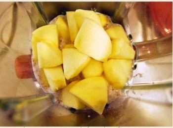 step3: 蘋果去皮除核後，切成塊狀，與鮮奶一同放入至果汁機中。