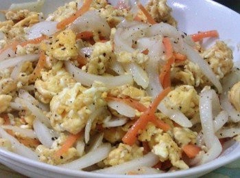 step3: 接著再將炒蛋下鍋一起略略拌炒幾下，調些鹽巴及黑胡椒粒即可享用囉!