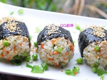 step10: 最後將包覆完成的飯糰擺盤，於海苔片上塗抹少許的莆燒雕醬，再灑些白芝麻與少許風味鹽即可~