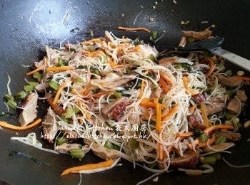 step6: 最後加入少許老抽拌勻即可