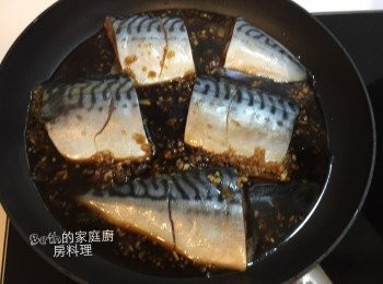 step4: 將醬油、味醂、酒調味，加入薑末、蒜末，倒入平底鍋中，將鯖魚片面朝上放人鍋中，加入水至鯖魚一杯，以中大火燒鯖魚