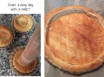 step4: 派皮烤好後，趁熱將小派皮用圓柱體，例如：桿麵棍，將中間那圈往下壓出凹槽；大派皮則可用適當大小的小鍋蓋或碗盤將中間壓出凹槽。放涼備用。