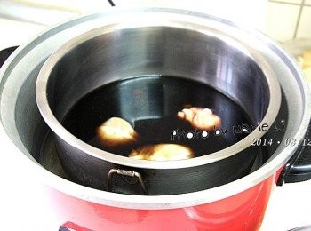 step3: 不加一滴水，全部都用《仙草茶》來作為湯底
放進電鍋中，在外鍋倒進量米杯一杯半的水
煮至電鍋開關自動跳起來即可
電鍋在熬煮的時候
陣陣濃郁的仙草味兒瀰漫在空氣中
好香，好香，讓人好期待啊！