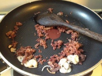 step3: 熱鍋熱油，下乾蔥炒香後下金華火腿
