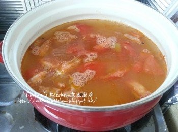 step3: 再加入蕃茄爆至出茄油 , 加入冬陰功醬包及水拌勻