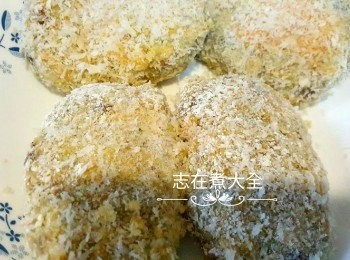 step7: 將餡料分成4份，中間包入芝士，順次序沾上 蛋液，粟粉及麵包糠