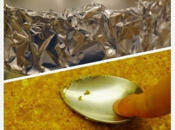 step2: 圓形幕斯圈以錫箔紙從底部包覆，底部再放一底盤，將碎餅乾倒入並均勻鋪滿，再以湯匙底部輔以手緊緊壓平密實