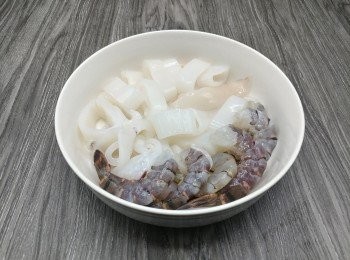 step1: 魷魚撕去紫色衣，切成圈狀備用; 蝦去殼去腸備用