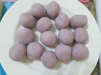 step1: 1芋泥1.芋頭削皮取500g切成塊狀或片狀電鍋外放一杯水蒸20分鐘.2.蒸到用竹籤可以輕易戳入的程度就是好了.3.趁熱用叉子壓成泥狀4.依序將所有材料加入拌合均勻即可(也可直接用料理機加其餘材料打成泥狀) 5.放涼就可以使用