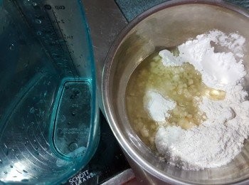 step1: 將<span class="group_2">脆漿材料:</span>中筋麵粉45g,粟粉3g,澄麵粉6g,泡打粉4g,生油23g,食用開水55g拌勻後待脆漿靜止15分鐘