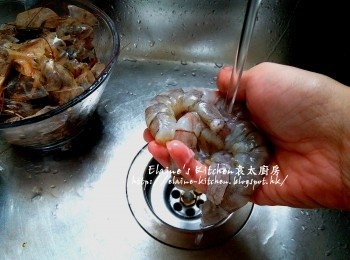 step2: 期間將蝦去頭去殼 , 蝦肉沖洗乾淨 , 在背部橫切一刀 , 薑去皮切絲