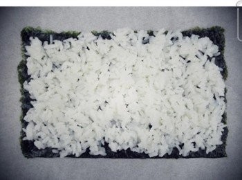 step3: 我偷懶直接用白飯鋪平上去~~ 家裡有壽司醋的朋友可以加喔^^"