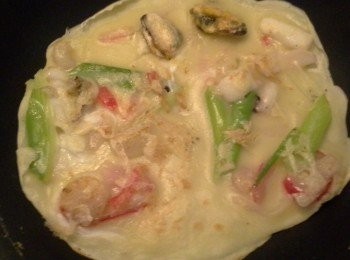 step6: 用中火煎香至兩面金黃，即可上碟食用。