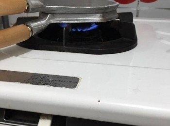 step4: 把雞蛋仔模夾每邊用小火燒熱1.5分鐘