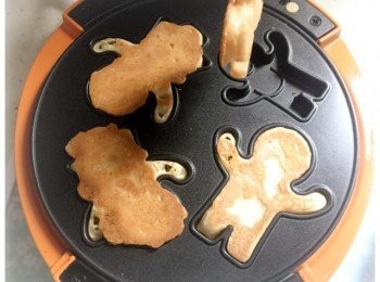 step4: 烘培完成後，小心地用竹籤拿出薑餅人。

Tips: 由於薑餅人太細緻，脫模其實有點困難，所以用竹籤脫模，會比較容易。