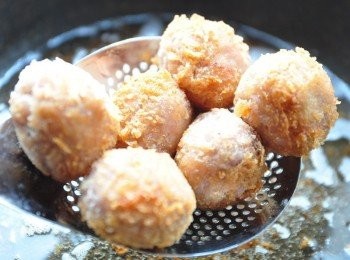 step4: 炸至外表金黃後即可起鍋瀝油