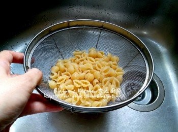 step4: 盛起貝殼粉瀝乾水份