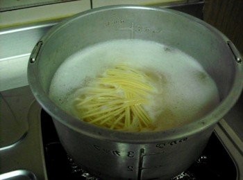 step2: 接著另起滾水鍋下麵，煮熟後撈起備用