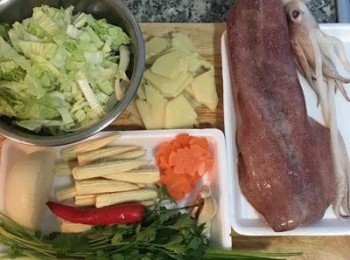 step1: 白菜切長條；筍子切片(如用醃筍則請先泡洗)；紅蘿蔔切片。其他時材都洗淨瀝乾。