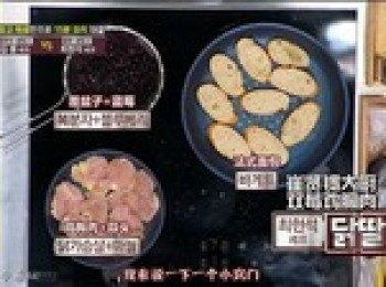 step2: 在加熱覆盆子和藍莓的時候加入牛奶和檸檬汁一起熬；
將法棍切成片放入平底鍋中煎