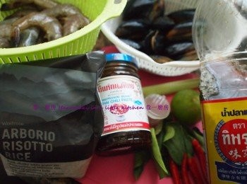 step1: 冬蔭公湯材料
乾紅辣椒 4條
魚露 2湯匙
青檸檬 1個
泰式辣醬 2湯匙
檸檬葉  4片 (撕開把香味散出)
香茅 1支 (切去頭及尾段, 剝開第一層皮不要, 把香茅拍一拍(把香味散出)切段