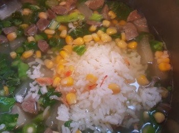 step3: 將餘下<span class="group_1">材料</span>加入後，煮滾，加鹽調味即可食用。