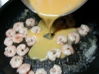 step8: 轉慢火倒入蛋漿,快手炒勻