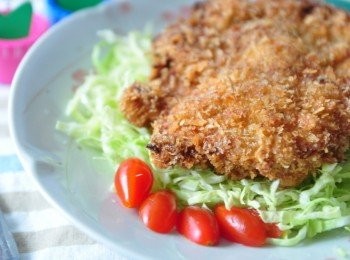 step5: 炸至金黃後起鍋稍瀝油放在高麗菜絲上