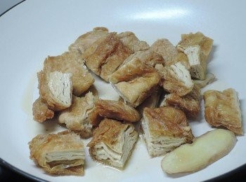 step2: 豆包切成四塊，下鍋拌炒