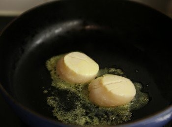 step1: 先用 5g牛油將帶子煎至金黃色後盛起待用