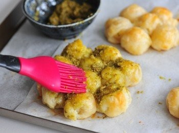 step5: 放於焗盤上
焗爐預熱至180度，芝士塊放進焗爐約40分鐘，直至表面成金黃色
在焗好的芝士塊上掃上意大利青醬（pesto sauce）