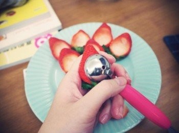 step5: 接著往草莓臉上挖一球吧~~~