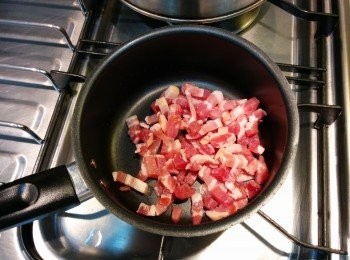 step7: 平底鑊，下煙肉粒，中火，煎香，取出，備用(煎煙肉既油，留返係鑊)。