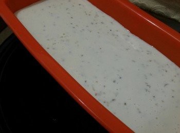 step3: 將步驟⑵倒入器皿內(如不是用不黏器皿需在器皿內掃油)，用大火蒸約45分鐘(視乎器皿深度)。如用竹籤插入糕內而沒有粉漿黏着，表示已熟透。享用前把年糕切件再用慢火煎至外脆內軟。
**用錫紙(鋁箔紙)蓋面蒸，年糕表面會較平滑。