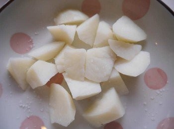 step2: *馬鈴薯燙10分鐘，撈起備用。 (10分鐘口感剛好，外皮形狀仍在，咬下剛好鬆軟不爛。)