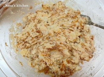 step3: 將洋蔥肉末去除多餘油份後和馬玲薯泥混合拌勻