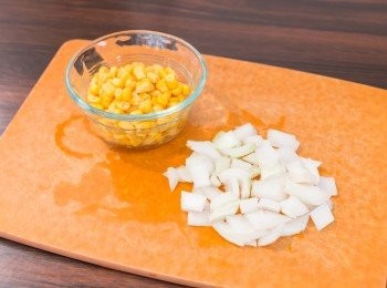 step7: 餡料做法：把洋蔥切粒，粟米粒隔水備用。